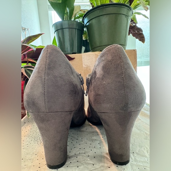 Aerosoles, vegan suede, grey 1.5" heels - Size 8 - Picture 6 of 6